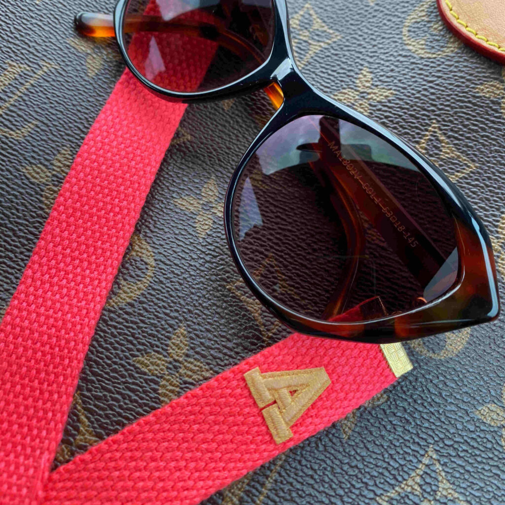 Cuelga gafas con inicial