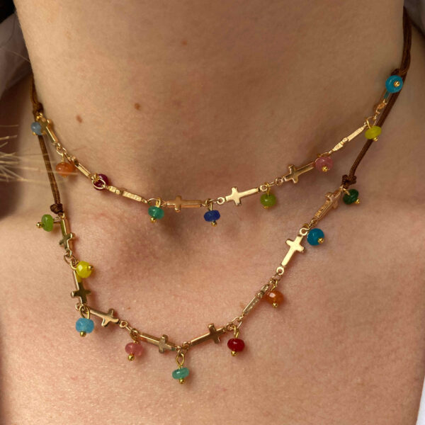Collar cruces de metal con piedras de colores.