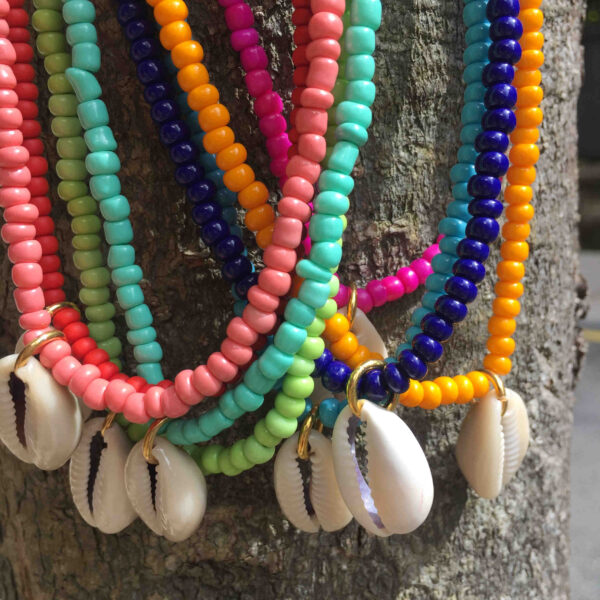 Collar abalorios colores con concha natural - Imagen 3