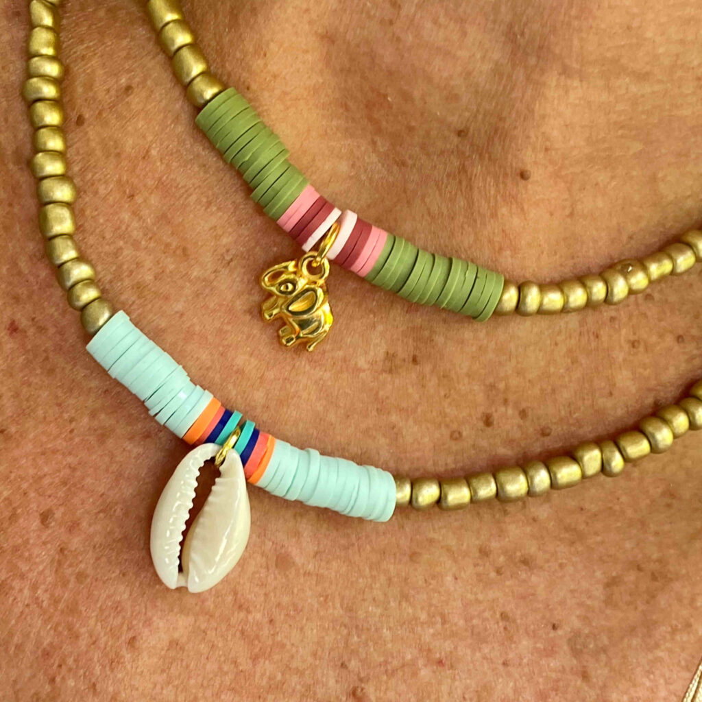 Collar abalorios dorados con concha y arcilla polimerica