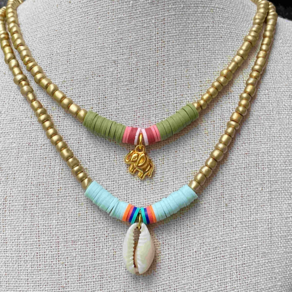 Collar abalorios dorados con  concha y arcilla polimerica - Imagen 2