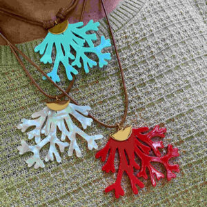 Collar coral de acetato con cordón de algodón