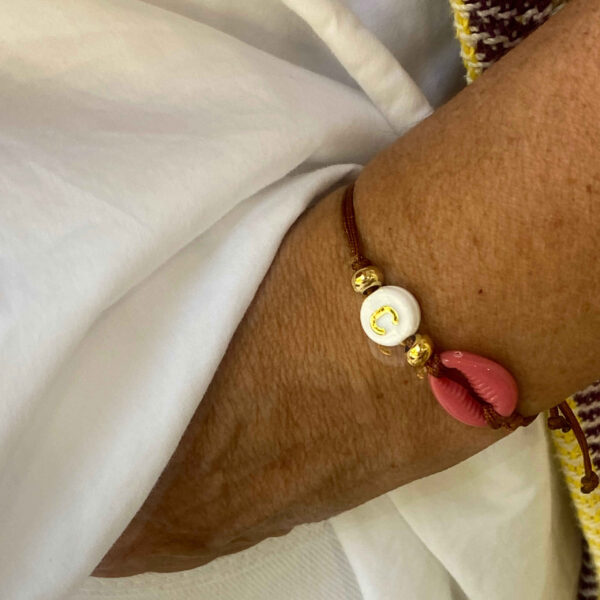 Pulsera con inicial y concha acrílica