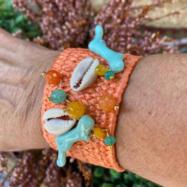 Pulsera rafia elastica con conchas y corales sinteticos
