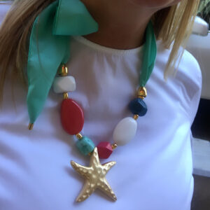 Collar estrella metalica dorada con resinas