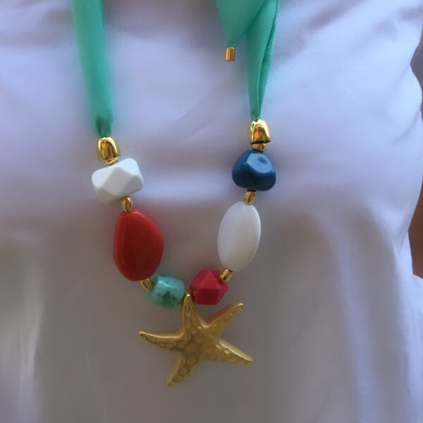 Collar estrella metalica dorada con resinas - Imagen 3
