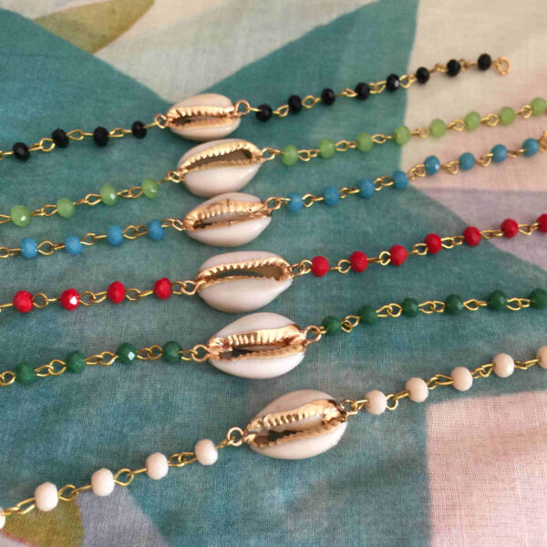 Pulsera concha borde dorado  con cadena cristales - Imagen 4