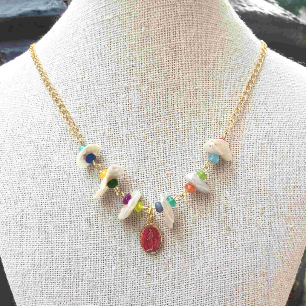 Collar perlas jades y virgen Milagrosa