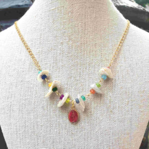 Collar perlas jades y virgen Milagrosa