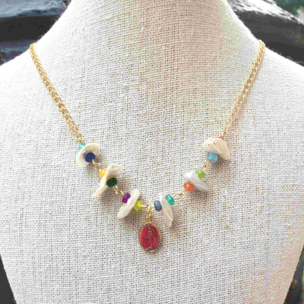 Collar perlas jades y virgen Milagrosa