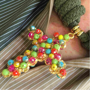 Collar cruz metal con cristales de colores
