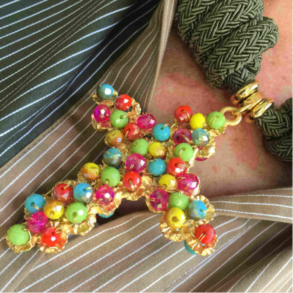 Collar cruz metal con cristales de colores