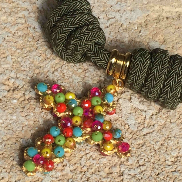 Collar cruz metal con cristales de colores - Imagen 3