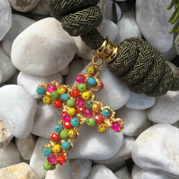 Collar cruz metal con cristales de colores - Imagen 2