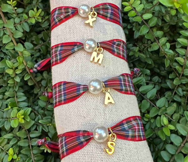 Pulsera inicial con perla cinta cuadros
