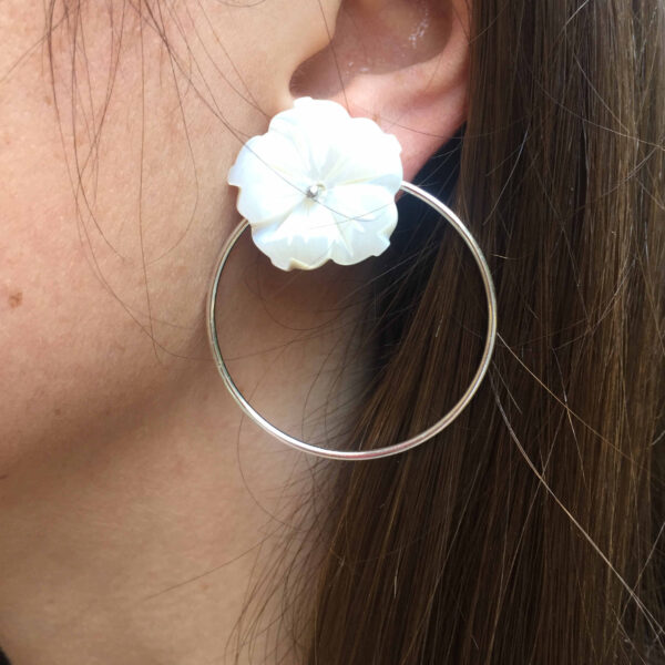 Pendiente aro flor nacar - Imagen 2