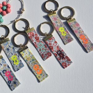 Llavero cinta flores virgen Covadonga vinilo