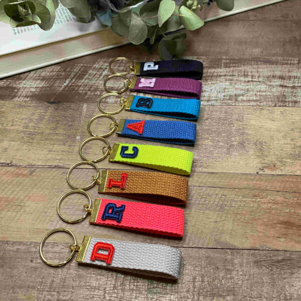 Llavero dorado cinta personalizada con inicial.