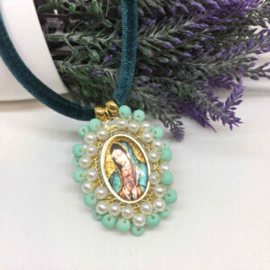 Collar medalla Virgen de Guadalupe con cordón.