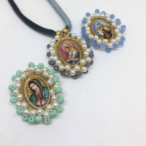Collar Medalla Virgen Rosa Mística con cordón. - Imagen 2