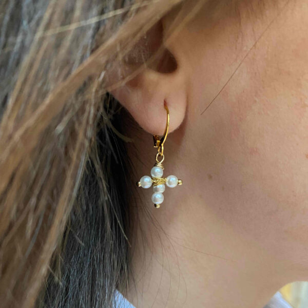 Pendientes mini aro Cruz perla blanca - Imagen 2