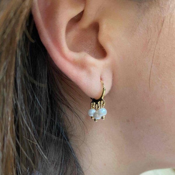 Pendientes mini aro perlas blancas. - Imagen 2