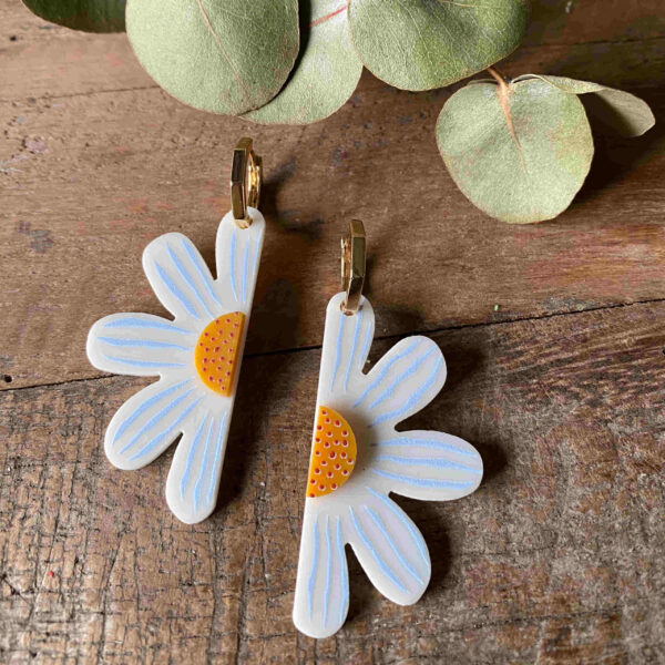 Pendientes aros dorados  con margaritas
