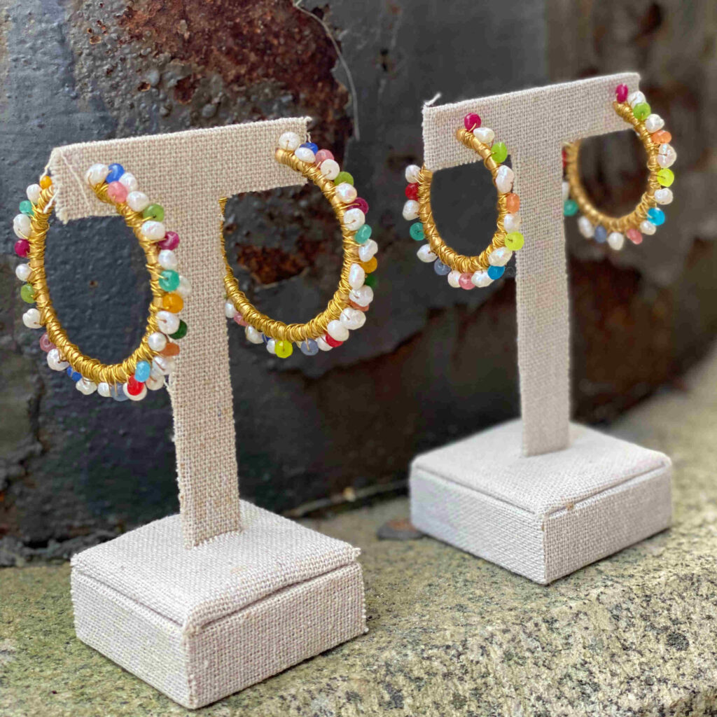 Pendiente aro dorado con piedras y perlas naturales