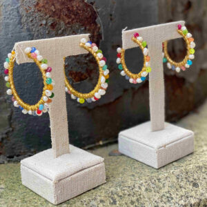 Pendiente aro dorado con piedras y perlas naturales
