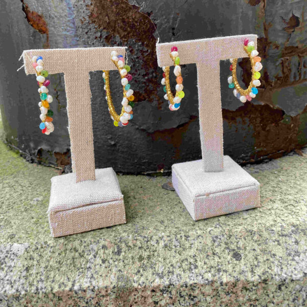 Pendiente aro dorado con piedras y perlas naturales - Imagen 3