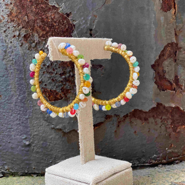 Pendiente aro dorado con piedras y perlas naturales - Imagen 6
