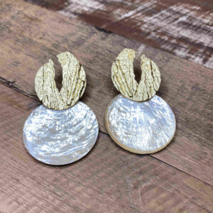 Pendiente base metal dorado y chapa nacar