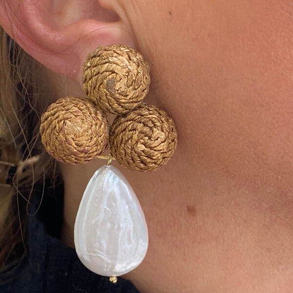 Pendiente bodoques hilo dorado con lagrima perla.