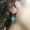Pendiente aro dorado con flor - Imagen 2