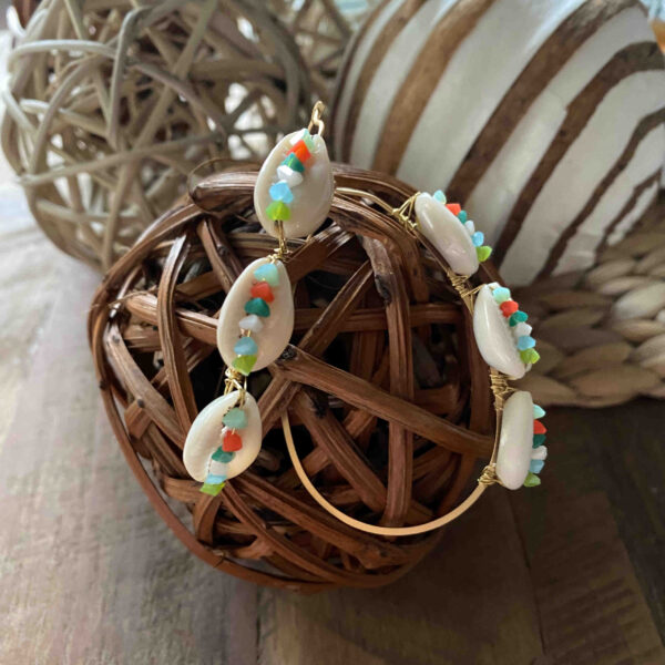 Pendientes aro con conchas y cristales de colores - Imagen 2