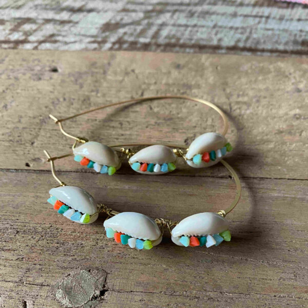 Pendientes aro con conchas y cristales de colores - Imagen 3