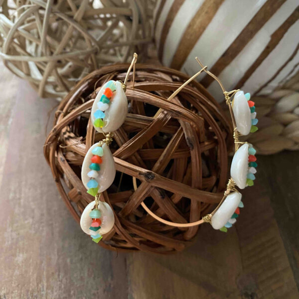 Pendientes aro con conchas y cristales de colores