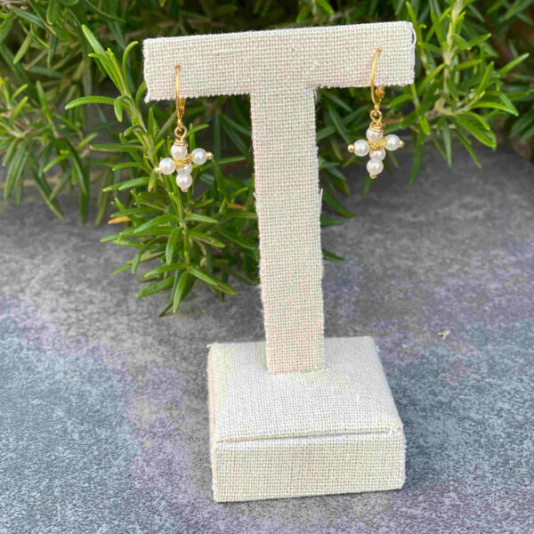 Pendientes mini aro Cruz perla blanca - Imagen 3