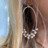 Pendiente aro oval con perlas - Imagen 4