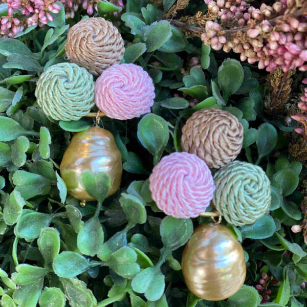 Pendiente bodoques colores y perla dorada