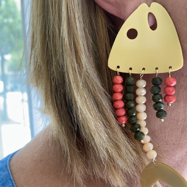 Pendientes pez acetato dorado con cristales de colores - Imagen 4