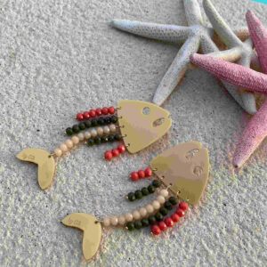 Pendientes pez acetato dorado con cristales de colores