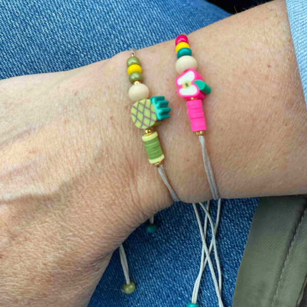 Pulsera hilo frutas , arcilla y abalorios - Imagen 2