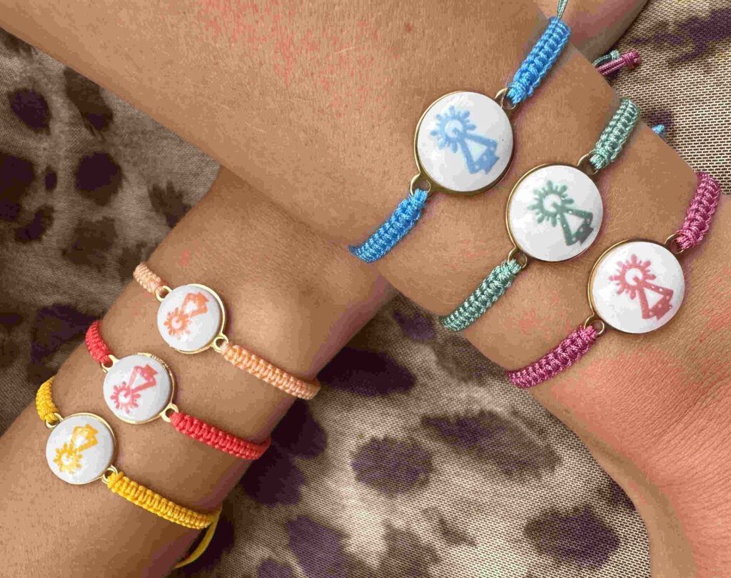 Pulsera Virgen de Covadonga acero y cristal de murano con trenzado macrame.
