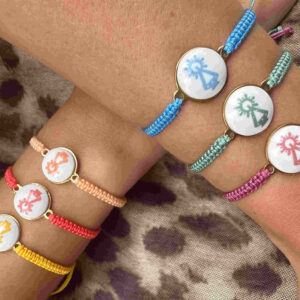 Pulsera Virgen de Covadonga acero y cristal de murano con trenzado macrame.