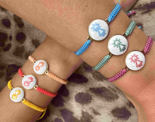 Pulsera Virgen de Covadonga acero y cristal de murano con trenzado macrame.