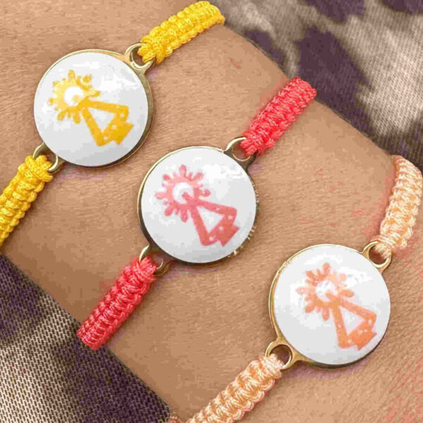 Pulsera Virgen de Covadonga acero y cristal de murano con trenzado macrame. - Imagen 2