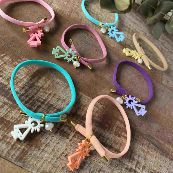 Pulsera virgen Covadonga tonos pasteles. - Imagen 2