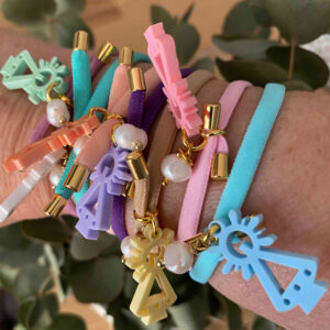 Pulsera virgen Covadonga tonos pasteles.