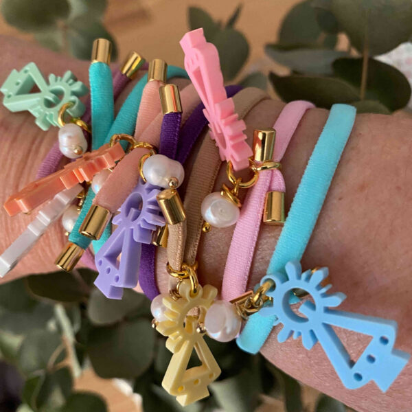 Pulsera virgen Covadonga tonos pasteles.